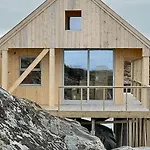 Architectural Gem On Rocks In Casa vacanze Kvenvær