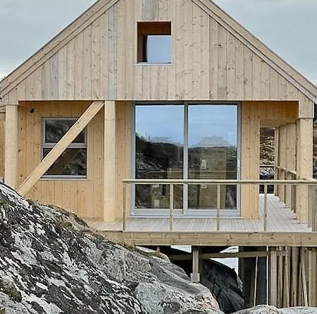 Architectural Gem On Rocks In Сasa de vacaciones Kvenvær