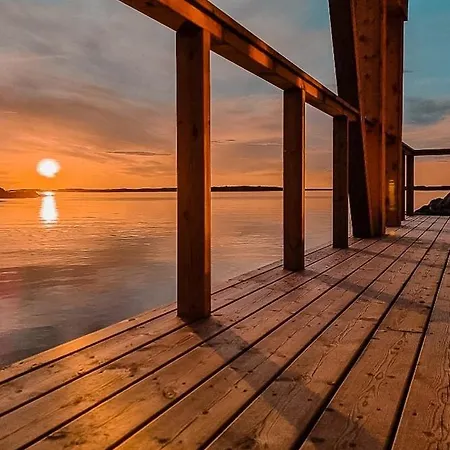 Architectural Gem On Rocks In Сasa de vacaciones Kvenvær