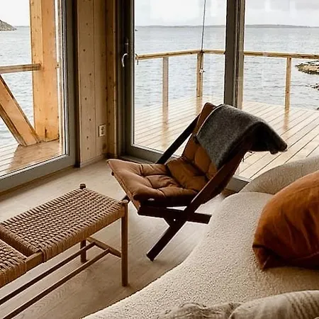 Architectural Gem On Rocks In Сasa de vacaciones Kvenvær