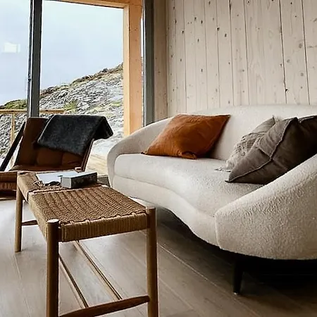 Сasa de vacaciones Architectural Gem On Rocks In *