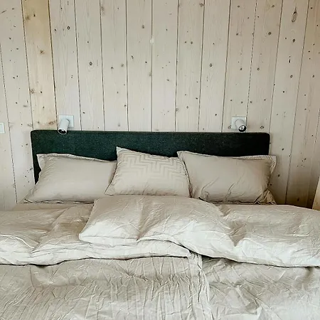 Architectural Gem On Rocks In Сasa de vacaciones Kvenvær